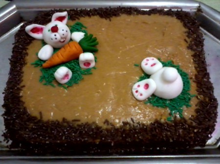 Bolo de cenoura com doce de leite