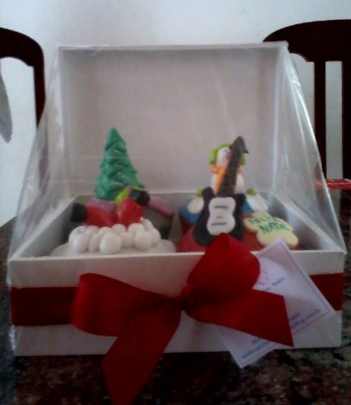 Cupckaes na caixa de madeira ,presente de Natal para funcionários de uma empresa.